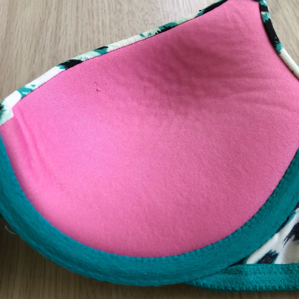 VS Pink Bras - Picture 6 of 6